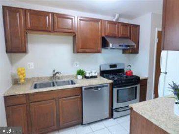 Property Photo: 4104 Daniels Avenue 402 VA 22003