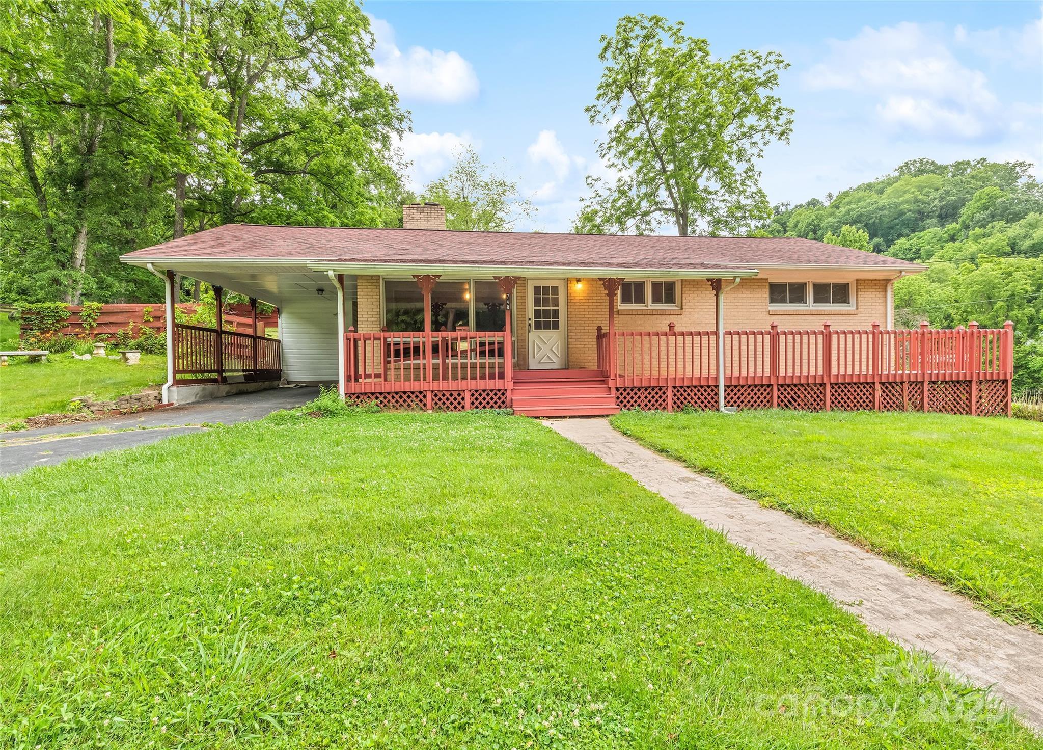 Property Photo: 748 East Street NC 28786