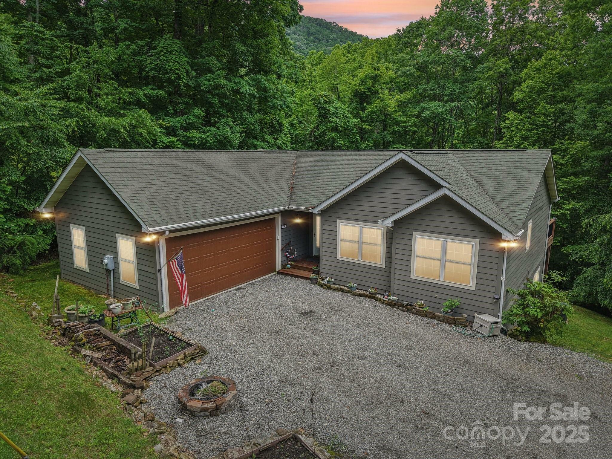 Property Photo: 574 Appaloosa Trail NC 28785