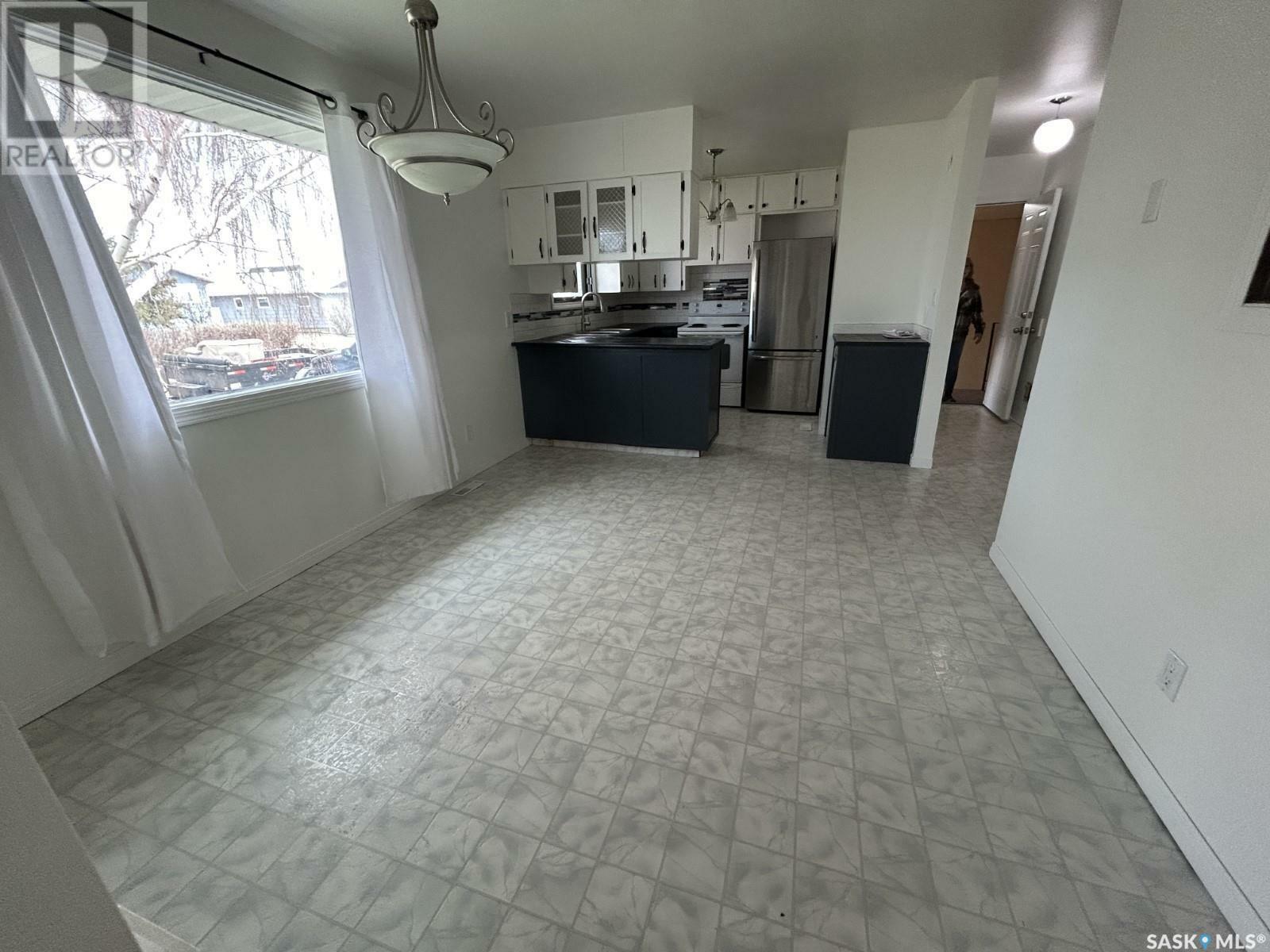 Property Photo: 142 3rd Street W SK S0H 0Z0