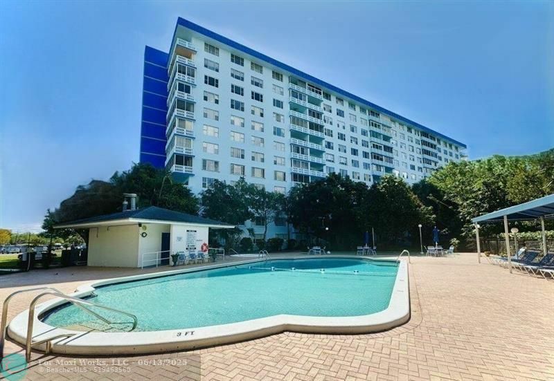 Property Photo: 4001 Hillcrest Dr 912 FL 33021