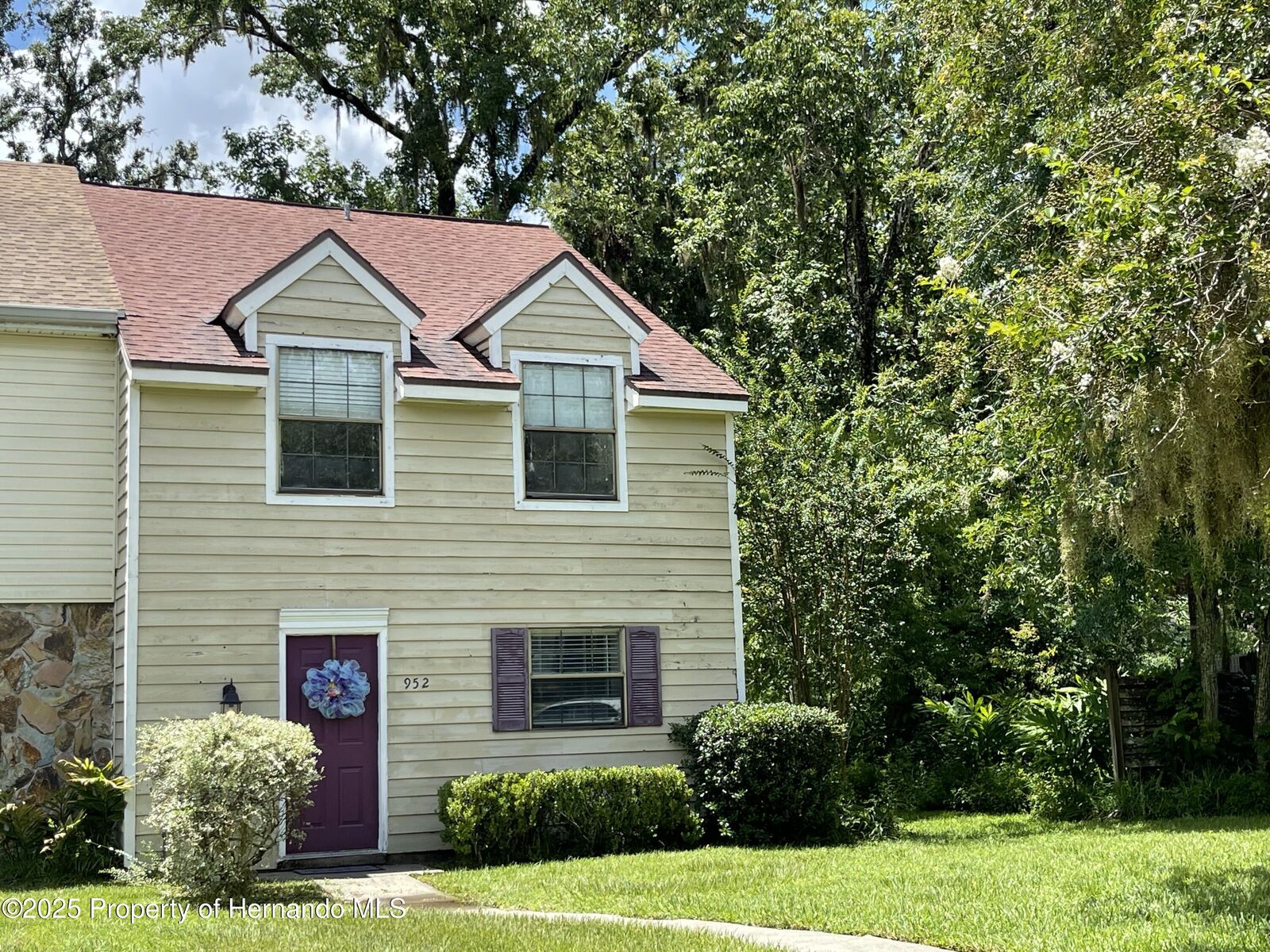 Property Photo:  952 Coachlight Lane  FL 34601 