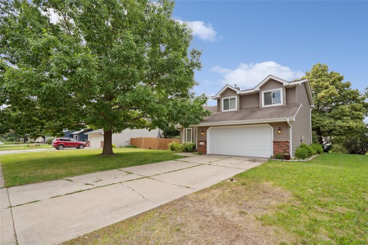 Property Photo:  725 SE Peterson Drive  IA 50021 