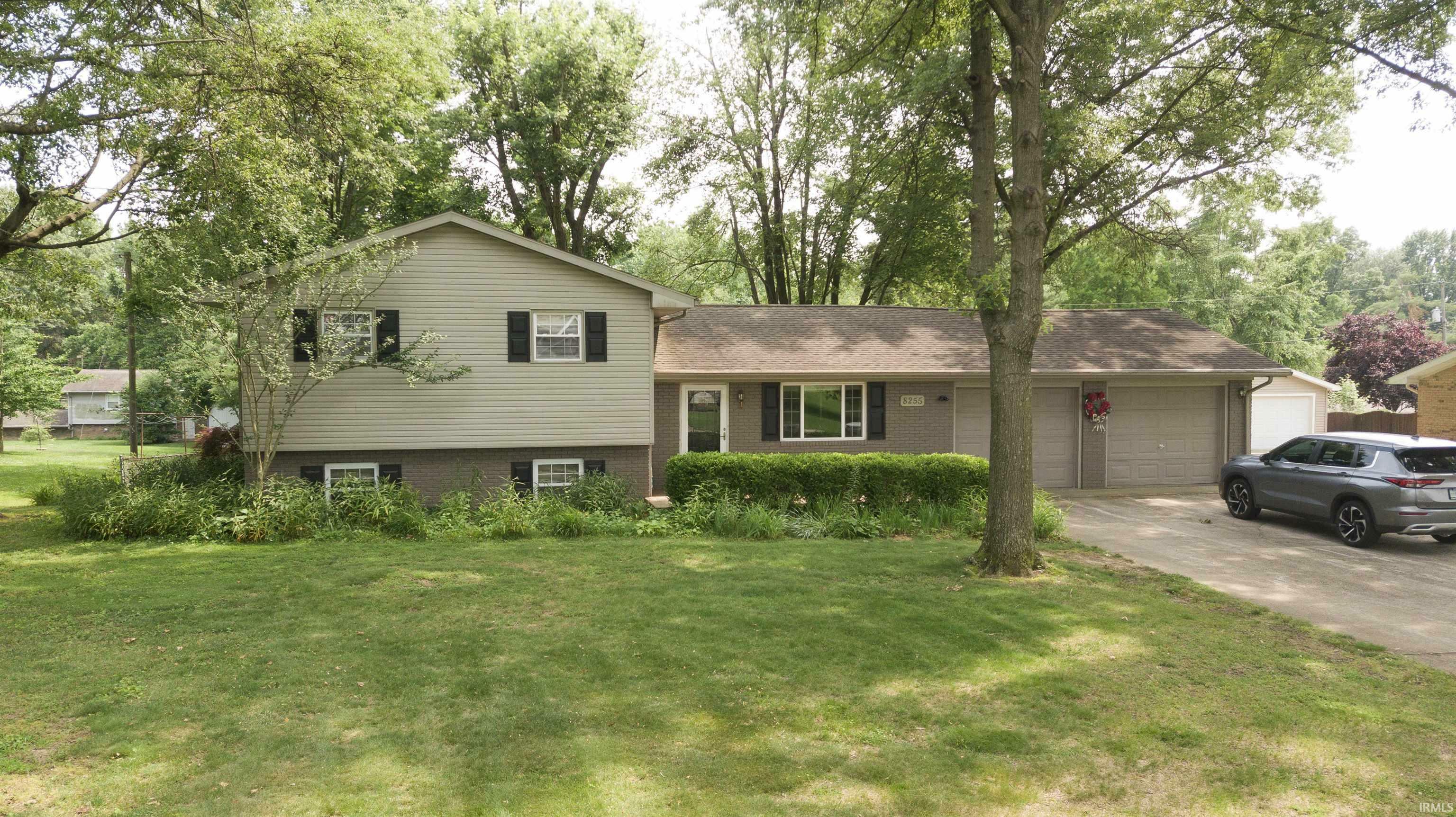 8255 Heather Drive  Newburgh IN 47630 photo