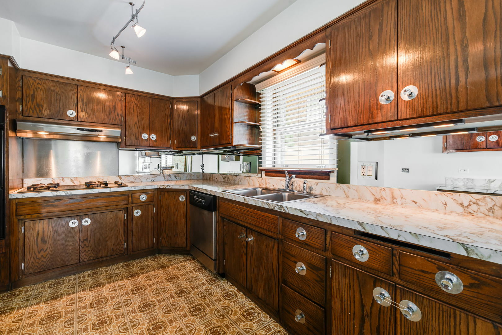 Property Photo: 1900 Manchester Avenue IL 60154