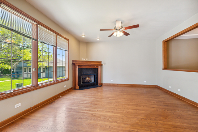 Property Photo: 227 N Maple Street 227 IL 60143