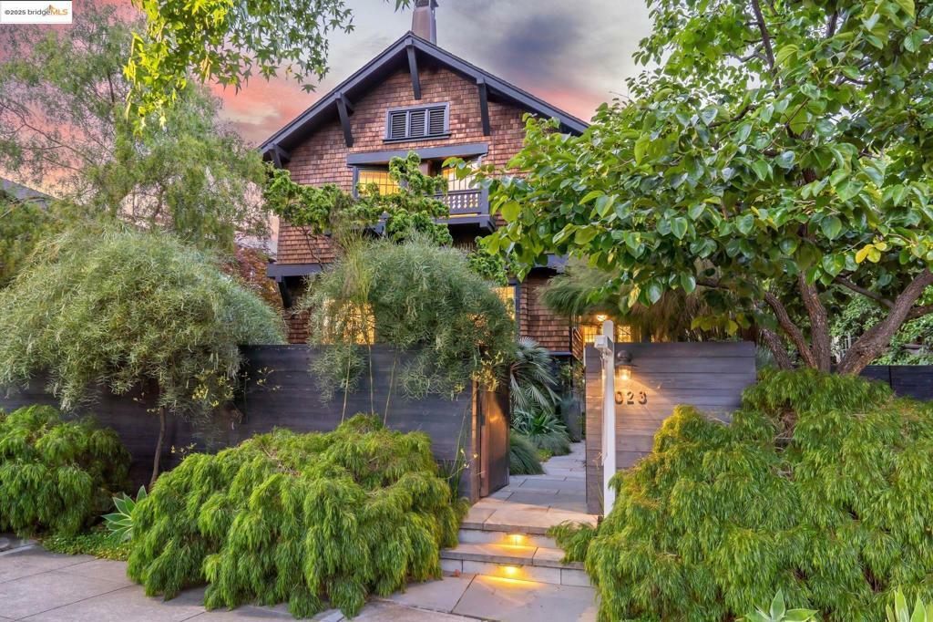 Property Photo:  3023 Benvenue Ave  CA 94705 
