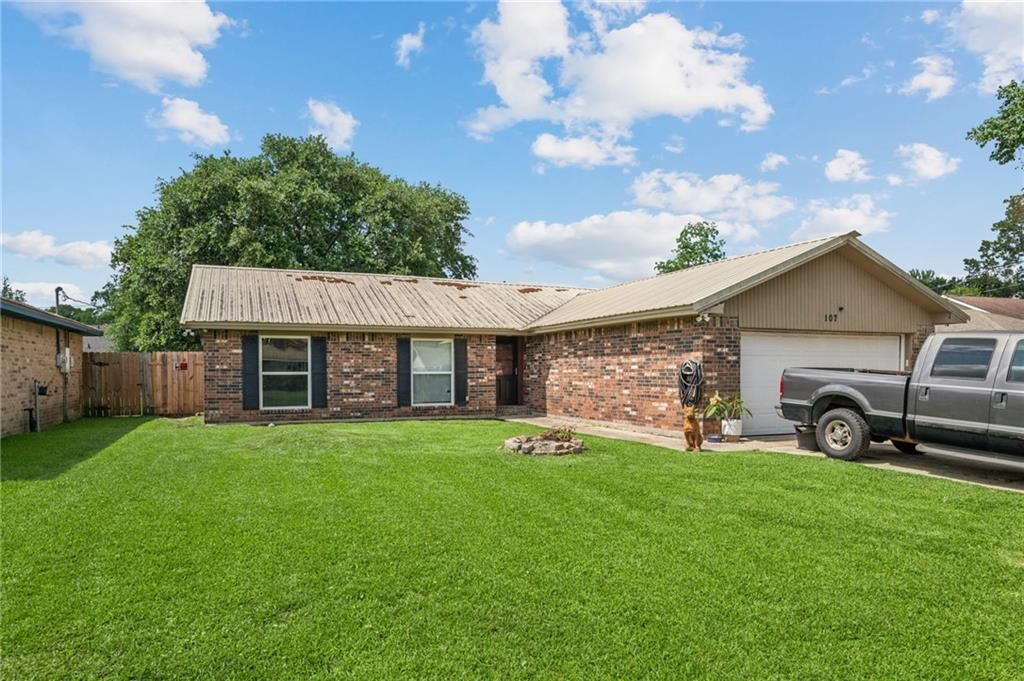 Property Photo: 107 Heritage Circle LA 70458