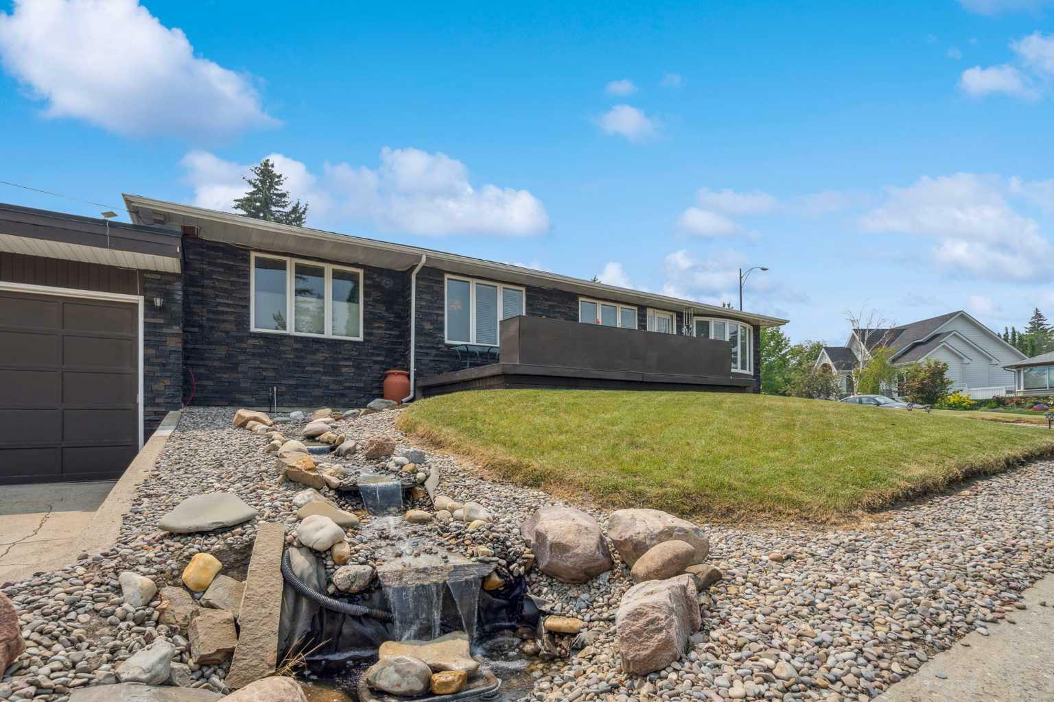 Property Photo: 25 Manor Road SW AB T2V 2A1