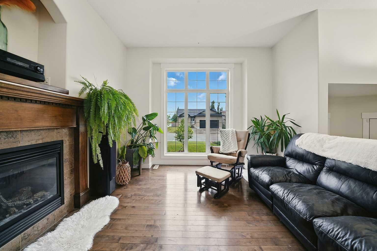 Property Photo: 1 Holbrook Place AB T4S 2P2