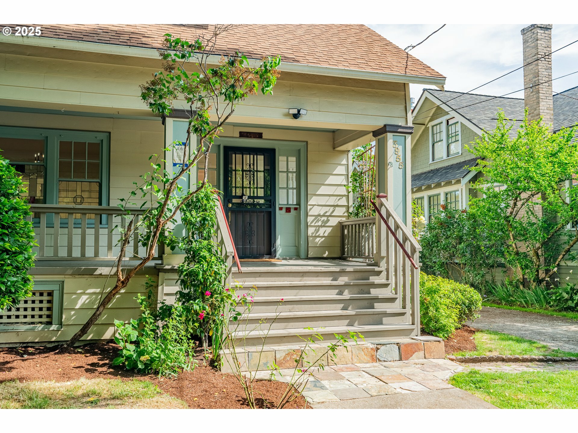 Property Photo:  3955 SE Ash St  OR 97214 
