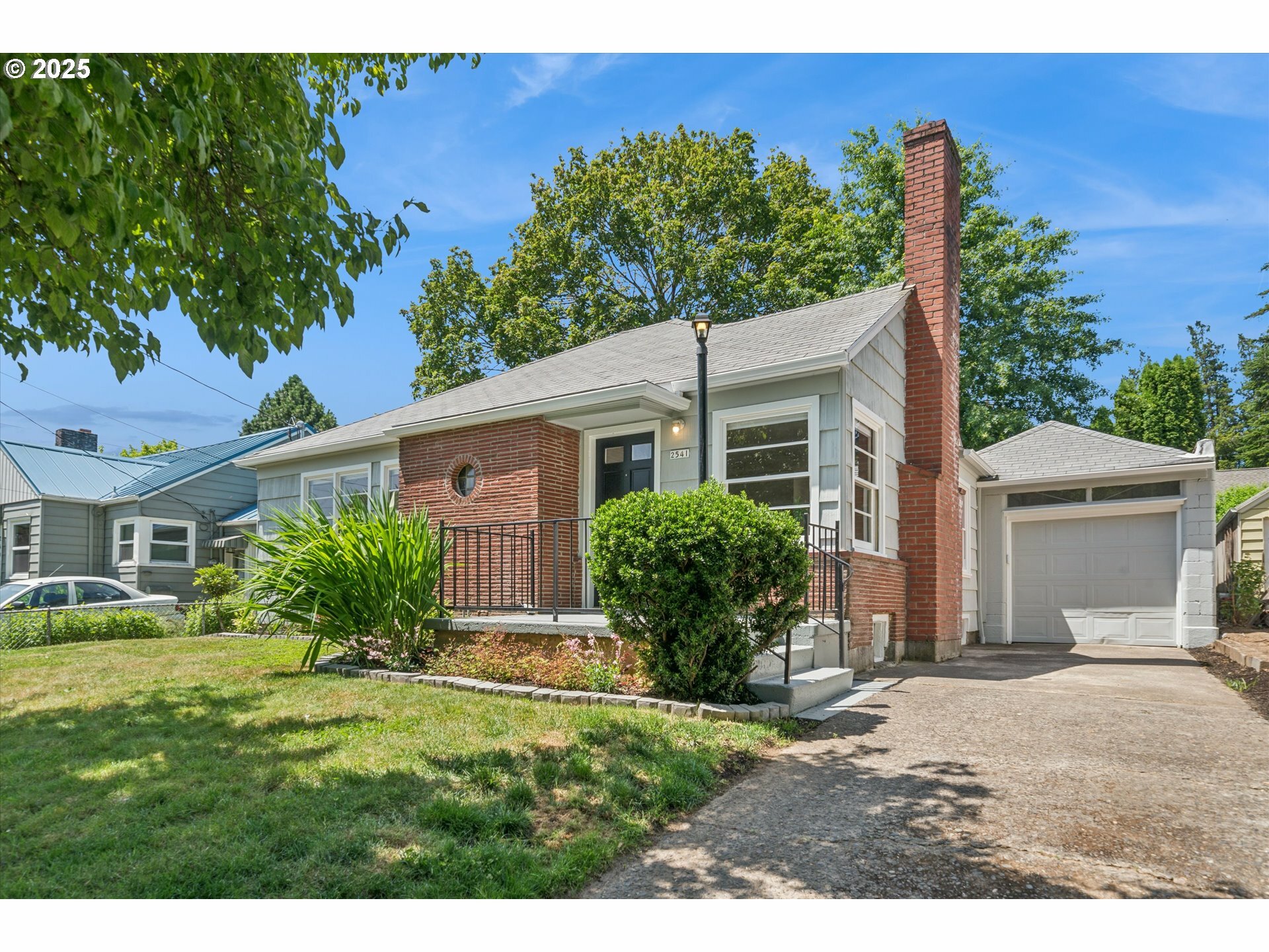 Property Photo: 2541 SE 75th Ave OR 97206