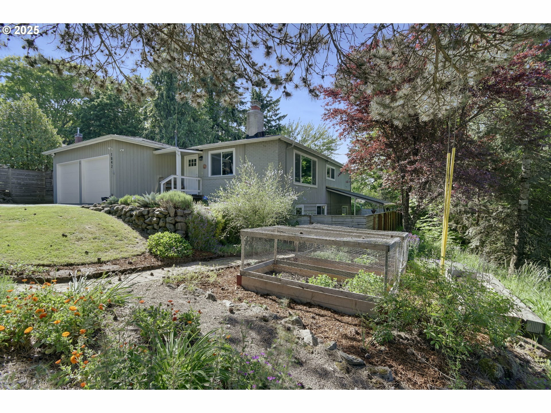 Property Photo: 1842 SW Lobelia St OR 97219