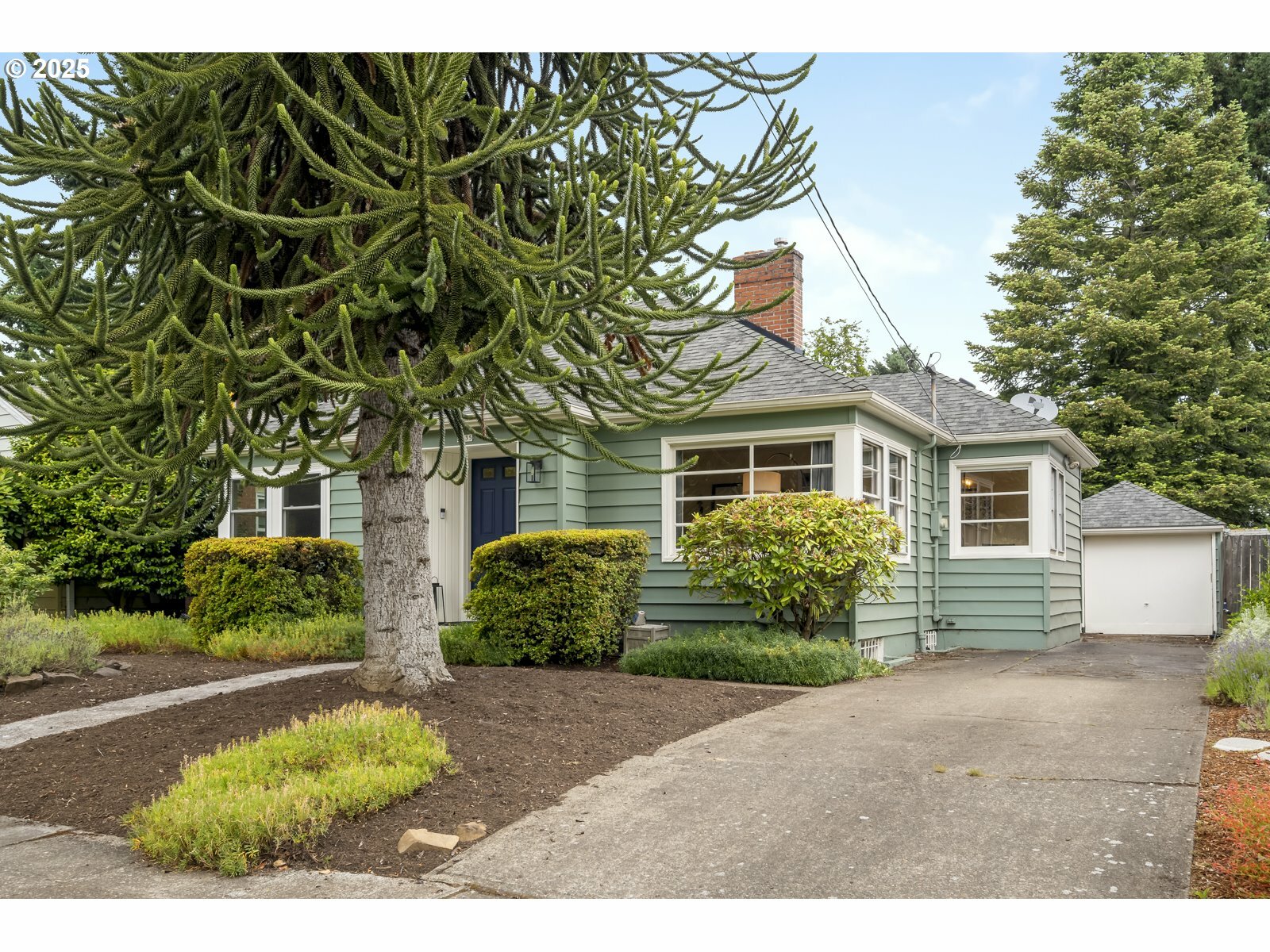 Property Photo:  2535 N Baldwin St  OR 97217 