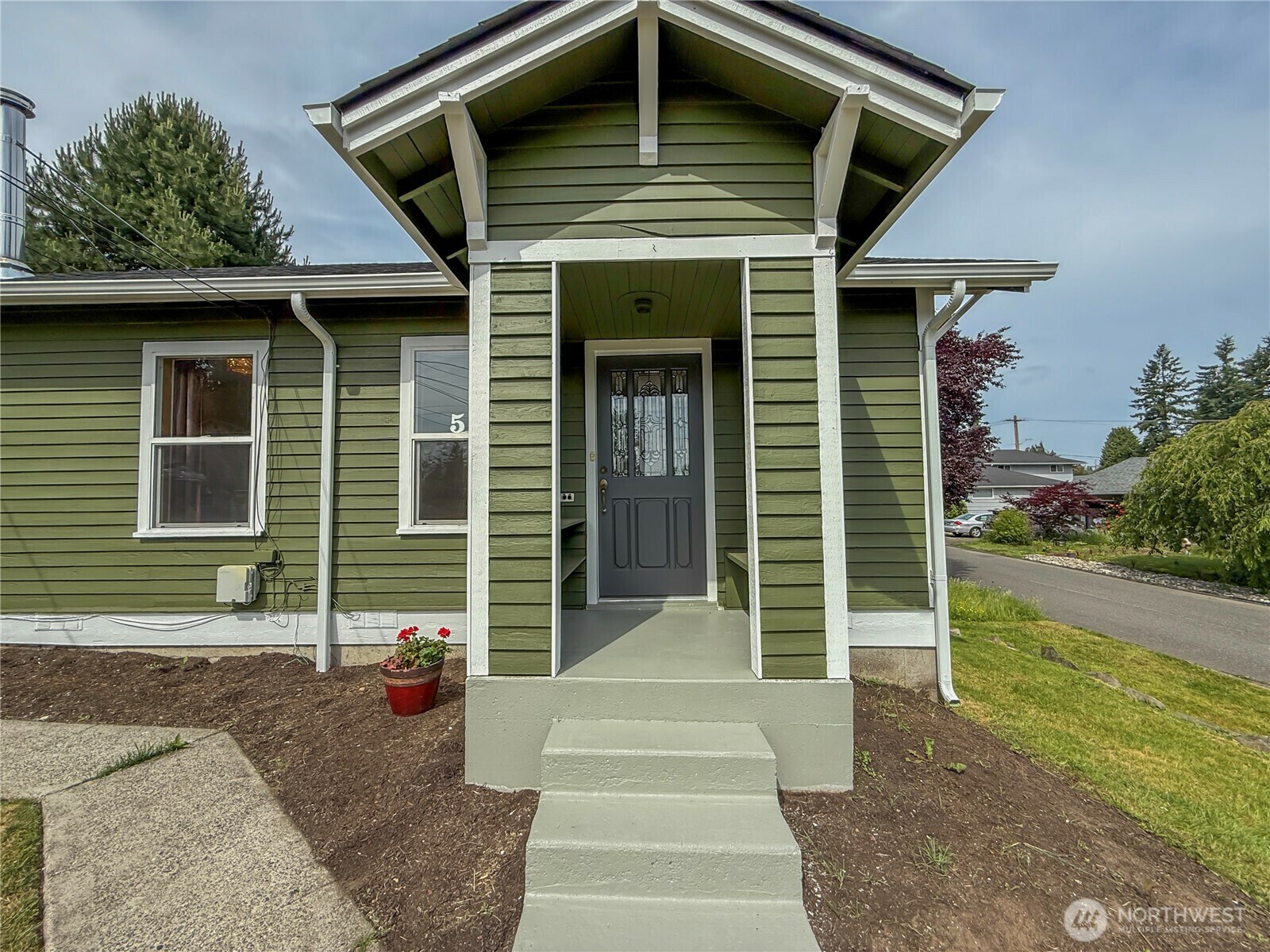 Property Photo: 5302 Rockefeller Ave WA 98203