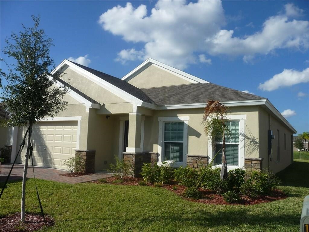 Property Photo: 1300 Lexington Square SW FL 32962