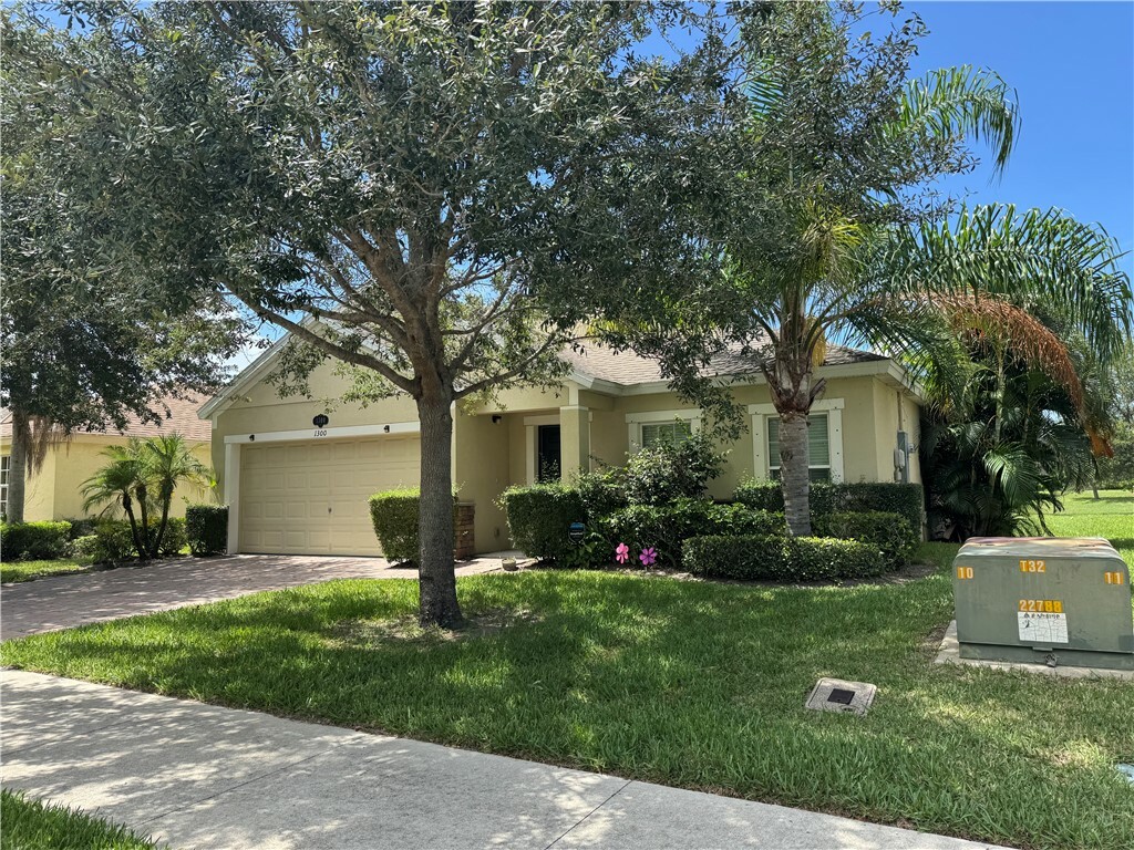 Property Photo: 1300 Lexington Square SW FL 32962
