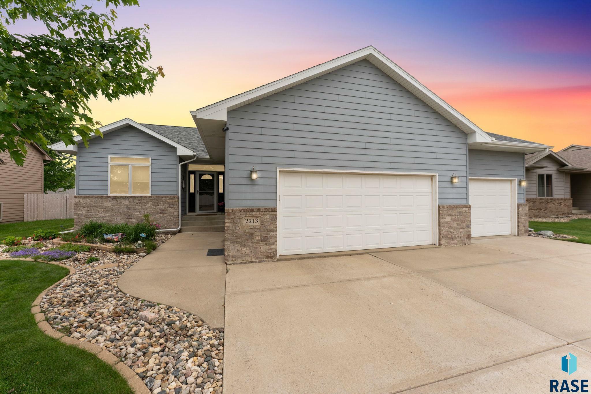 Property Photo: 2213 S Purdue Ave SD 57106