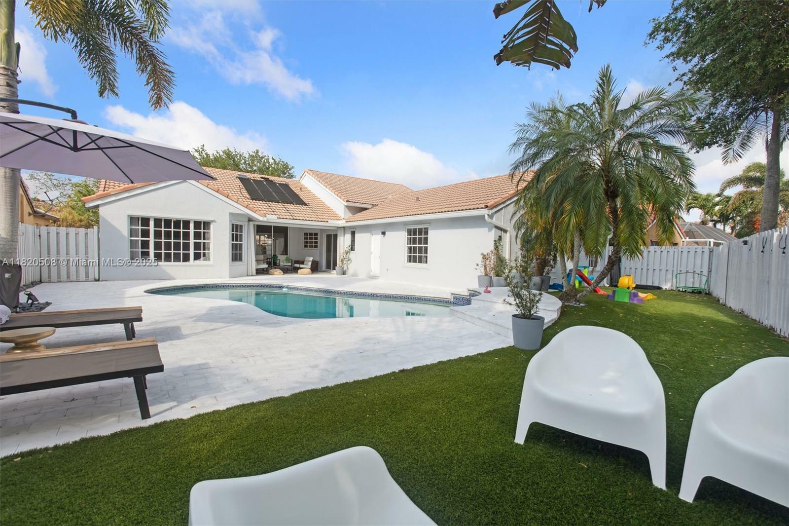 Property Photo: 803 Heritage Dr FL 33326