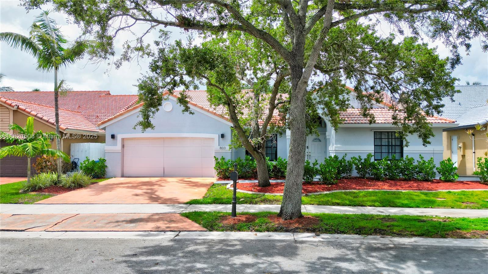 Property Photo: 803 Heritage Dr FL 33326