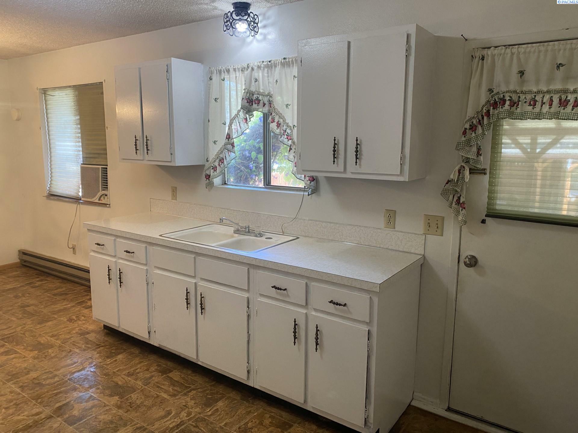 Property Photo: 1026 Hemlock Street WA 99350