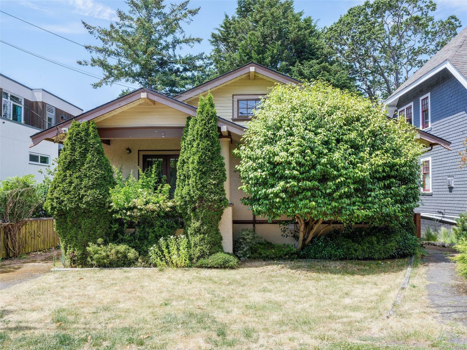 Photo de la propriété: 1530 Clive Dr BC V8R 5W2