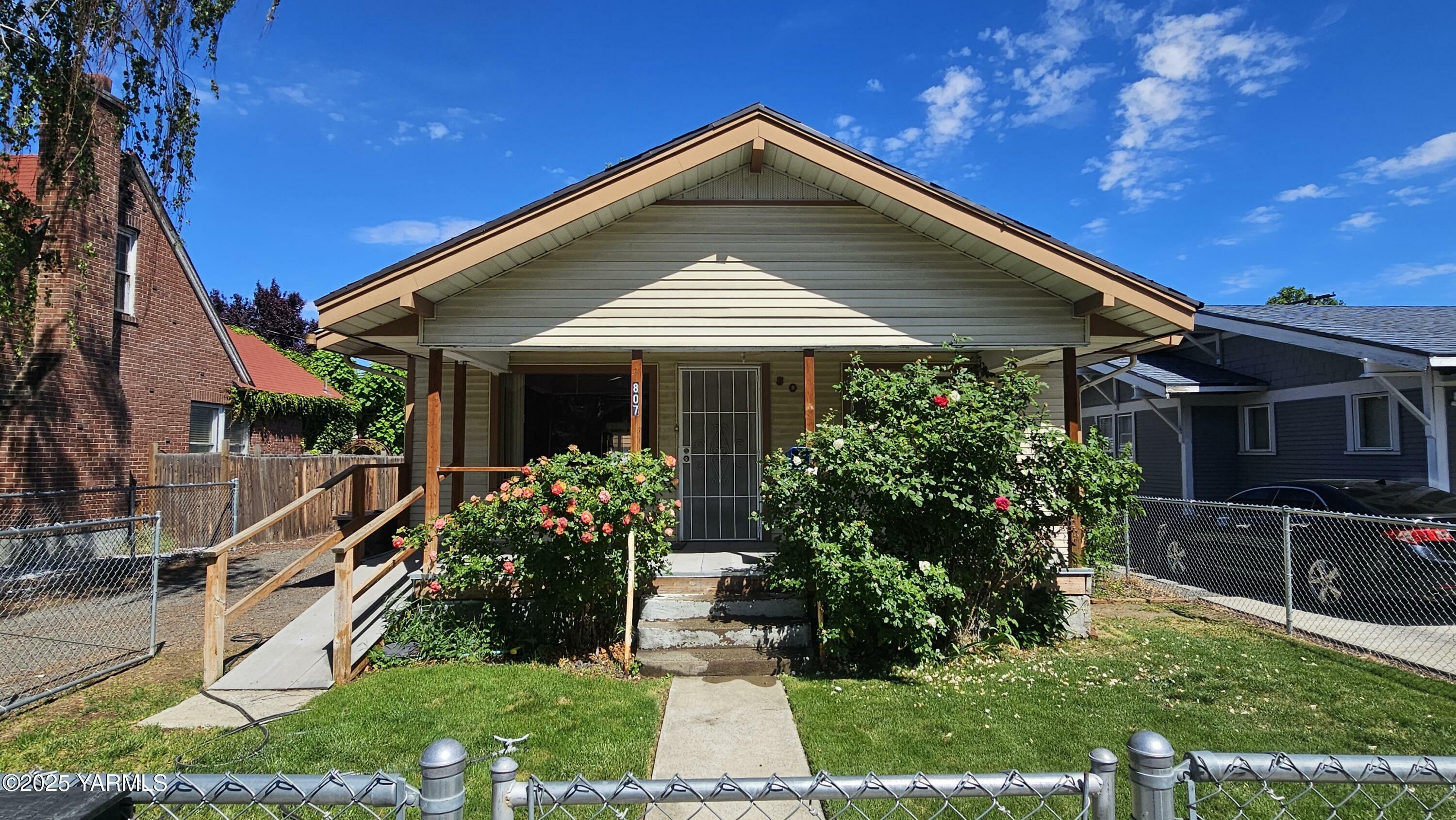 Property Photo: 807 S 11th Ave WA 98908