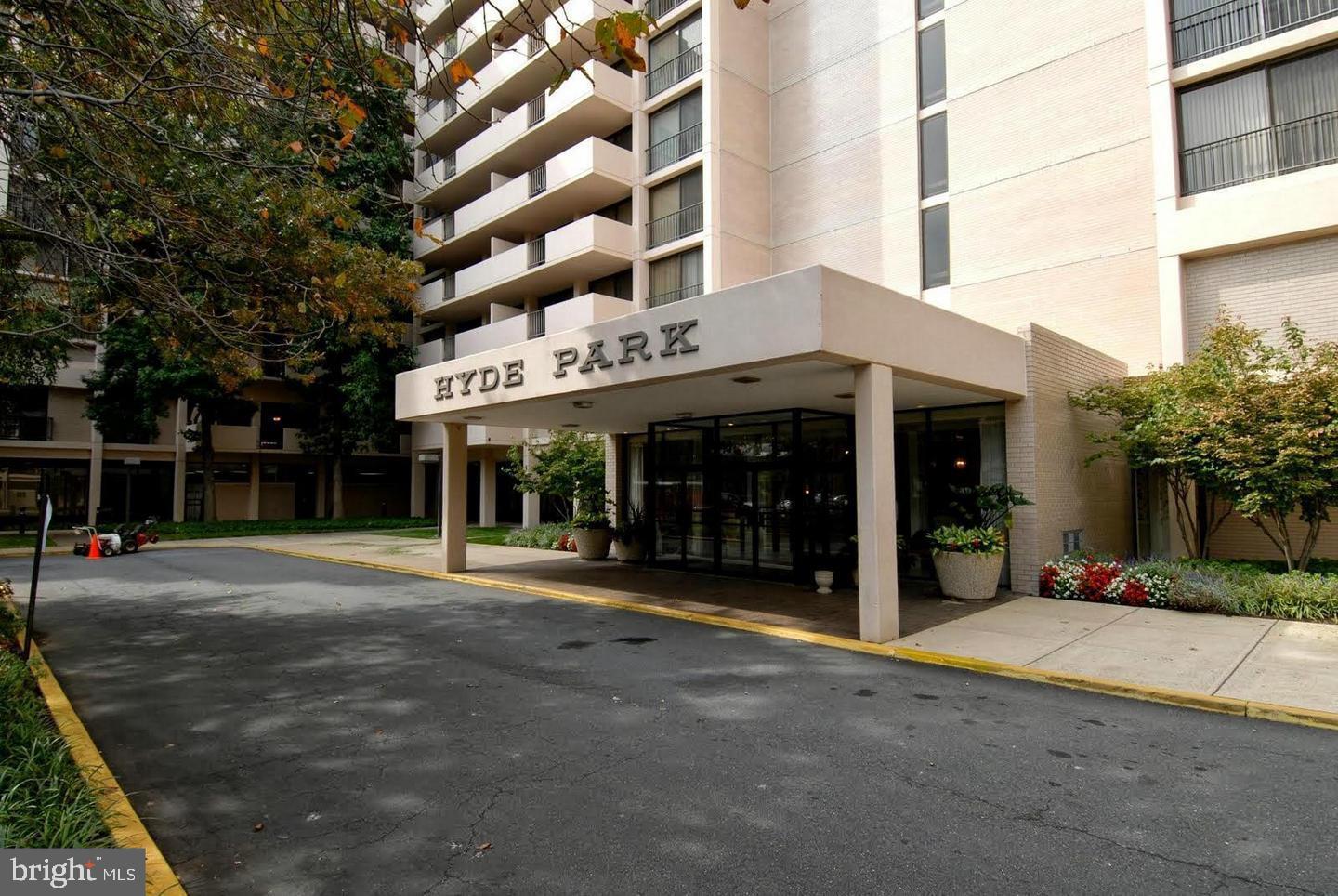 Property Photo: 4141 N Henderson Road 1114 VA 22203