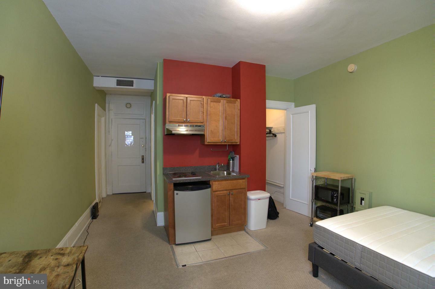 Property Photo: 1324 Locust Street 817 PA 19107
