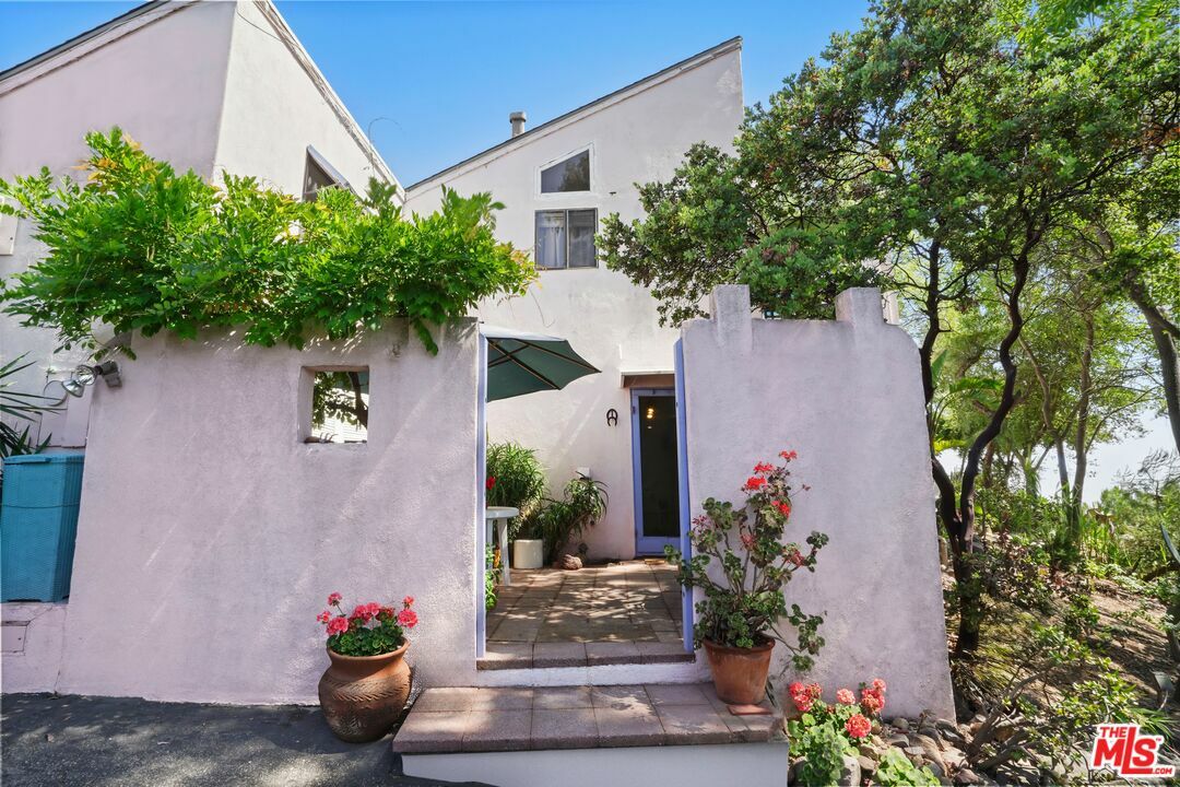 Property Photo: 190 Loma Metisse Rd CA 90265