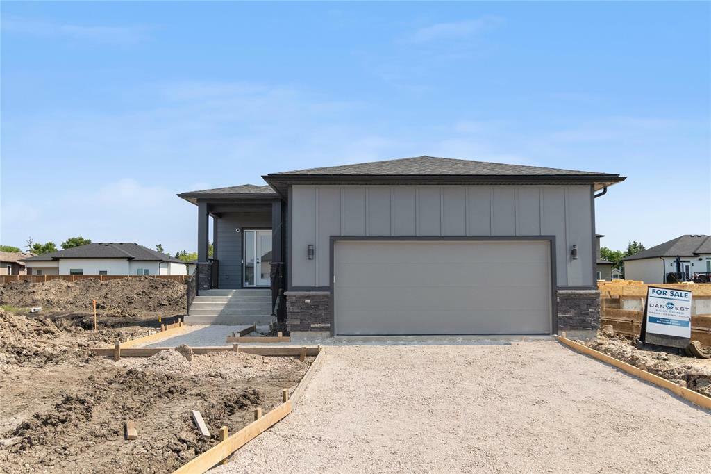 Property Photo: 107 Oshanski Place MB R4A 0H6