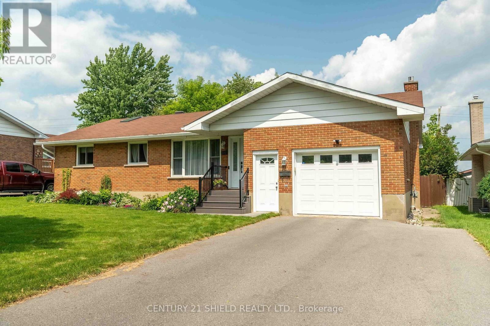 Property Photo: 86 Valecrest Drive ON K6H 6E1