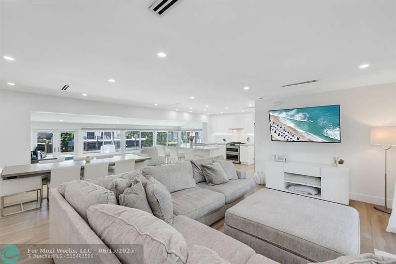 Property Photo: 2448 SE 9th St FL 33062