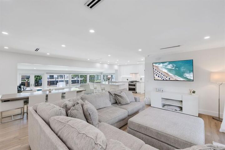 Property Photo: 2448 SE 9th St FL 33062
