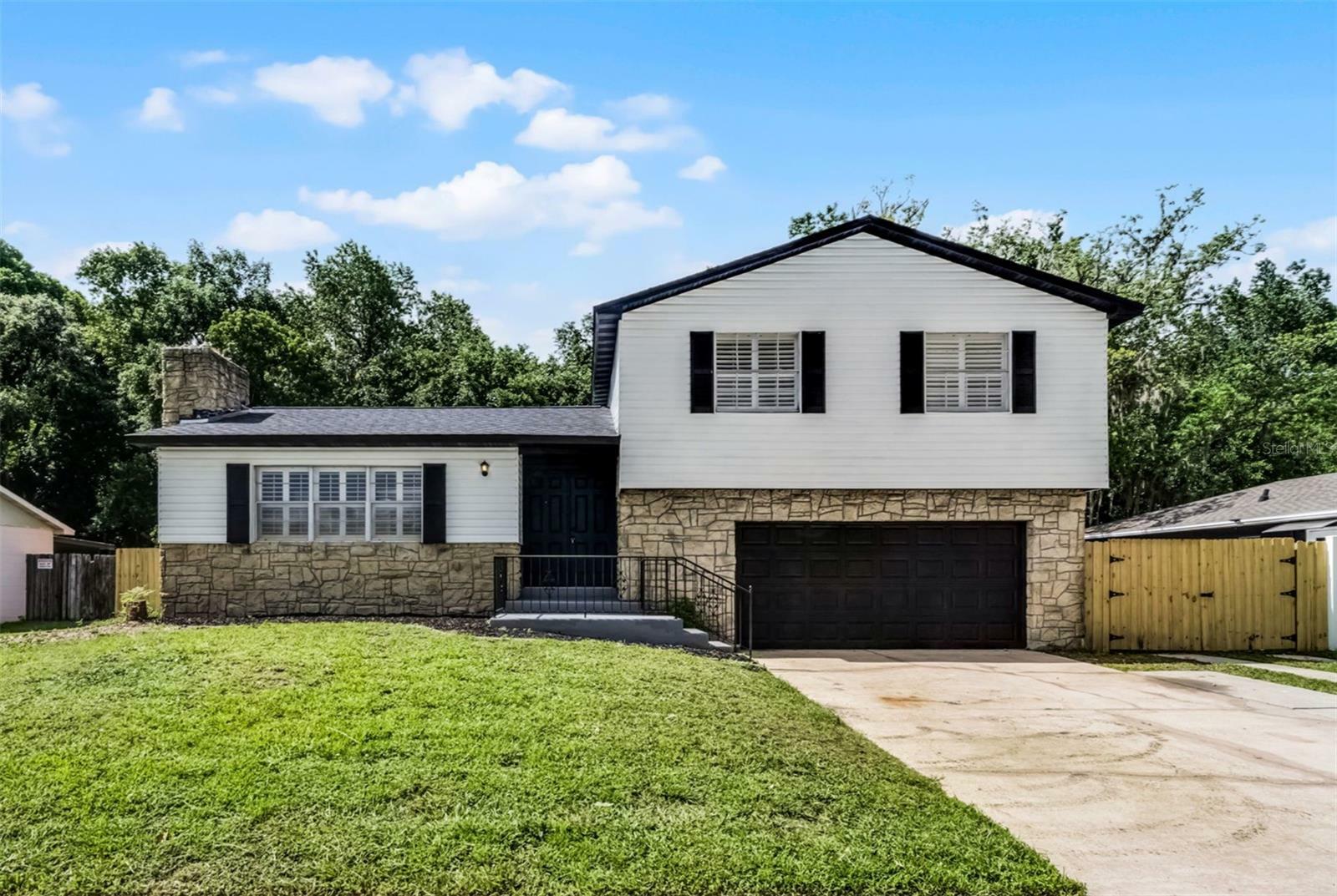 Property Photo: 608 Pearl Road FL 32708