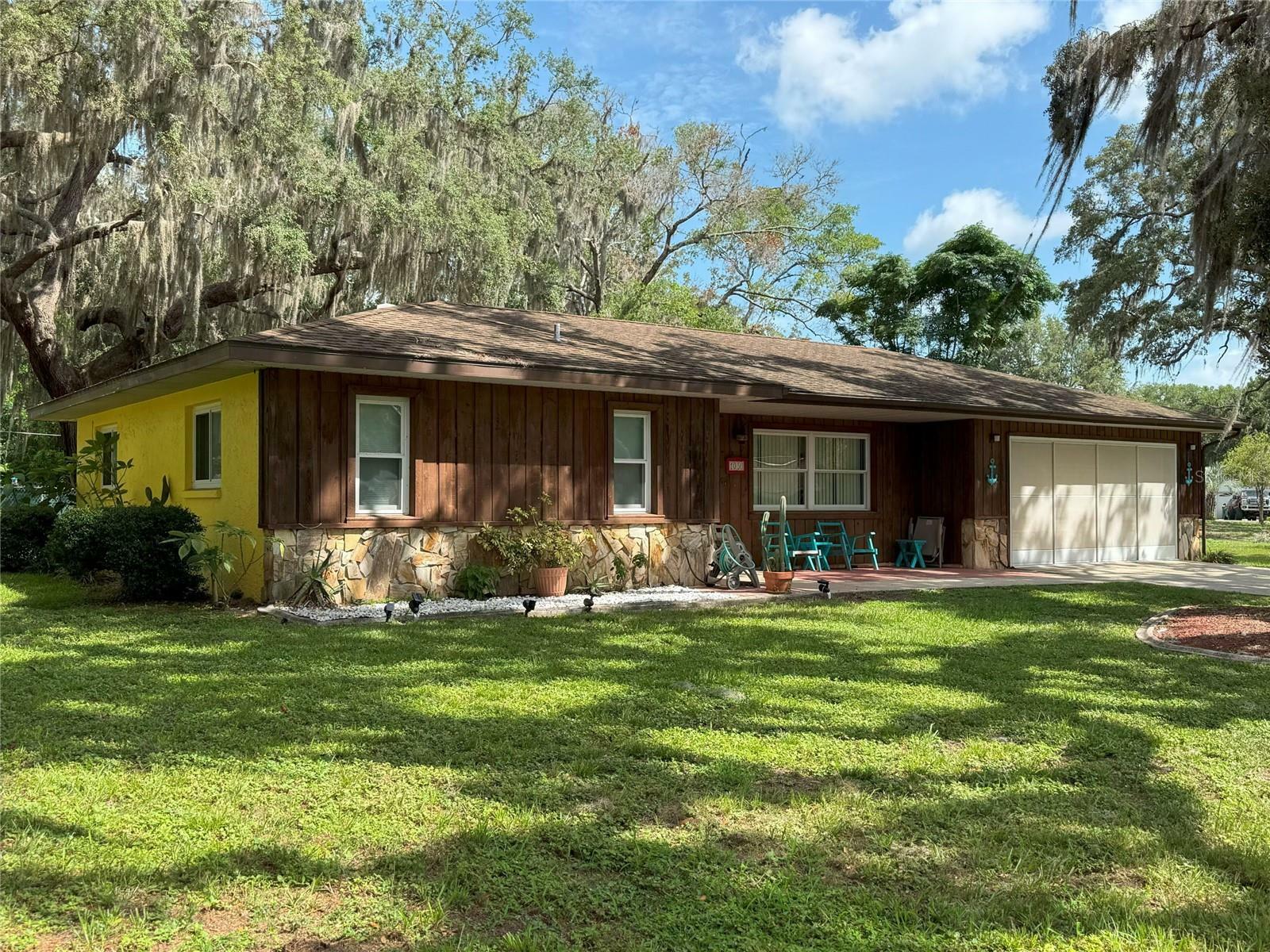 Property Photo: 1050 Bloomfield Drive FL 34453