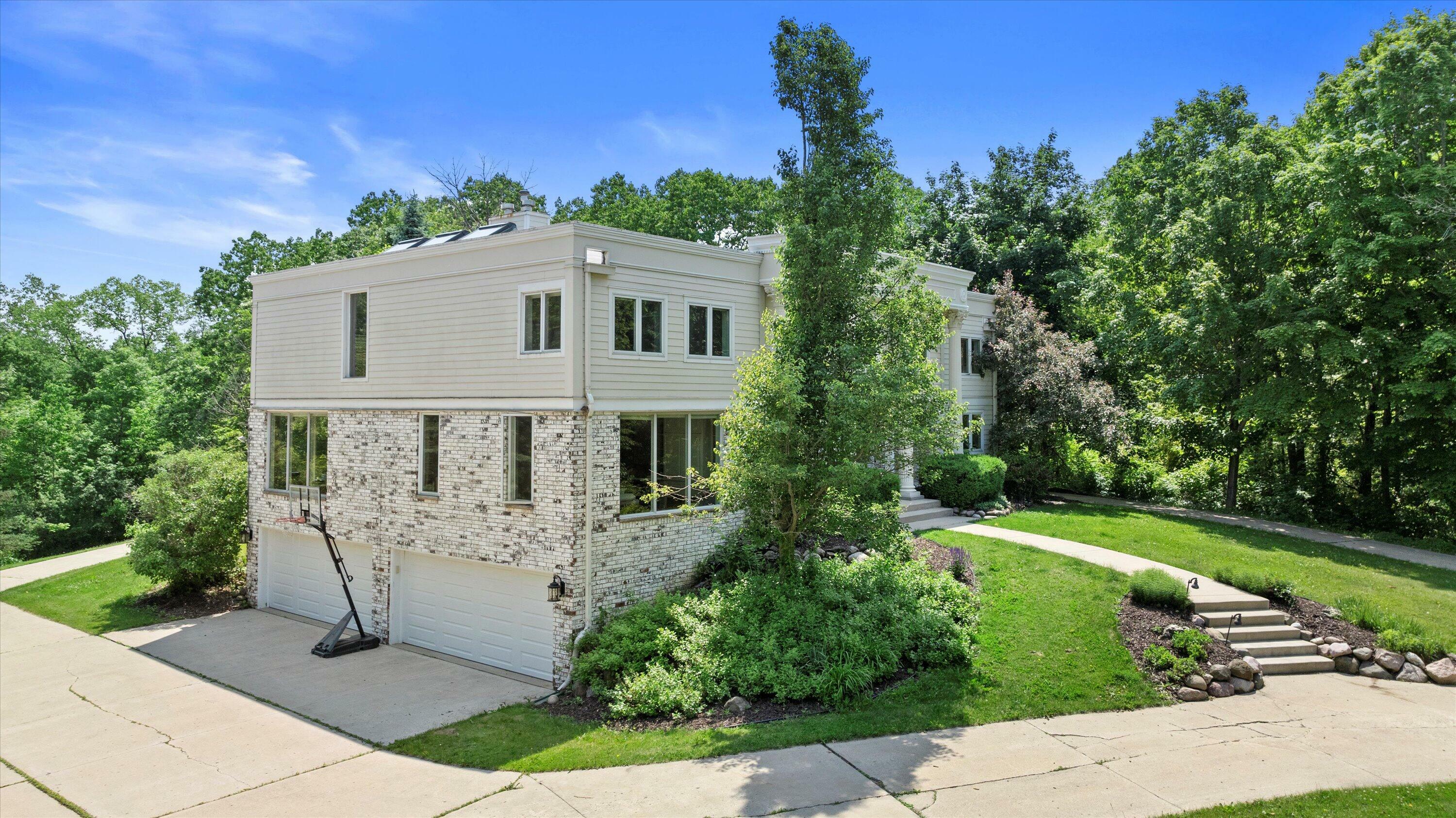Property Photo:  W222n8208 Plainview Pkwy  WI 53089 