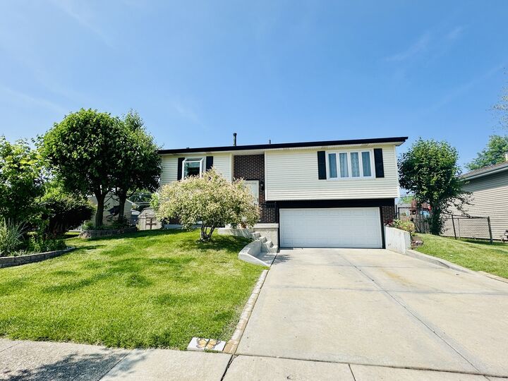 Property Photo: 1015 Hastings Lane IL 60133