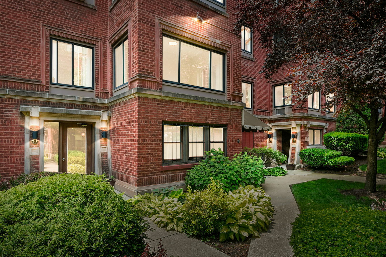 Property Photo: 918 W Sunnyside Avenue 1B IL 60640