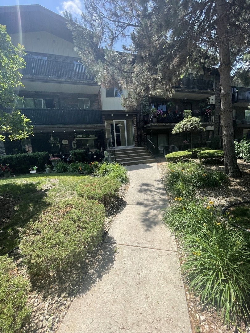 Property Photo: 5204 Midlothian Turnpike 222 IL 60418