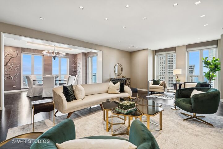 Property Photo: 11 E Walton Street 4902 IL 60611