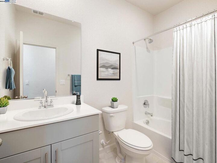 Property Photo: 107 Bradford Dr CA 95687