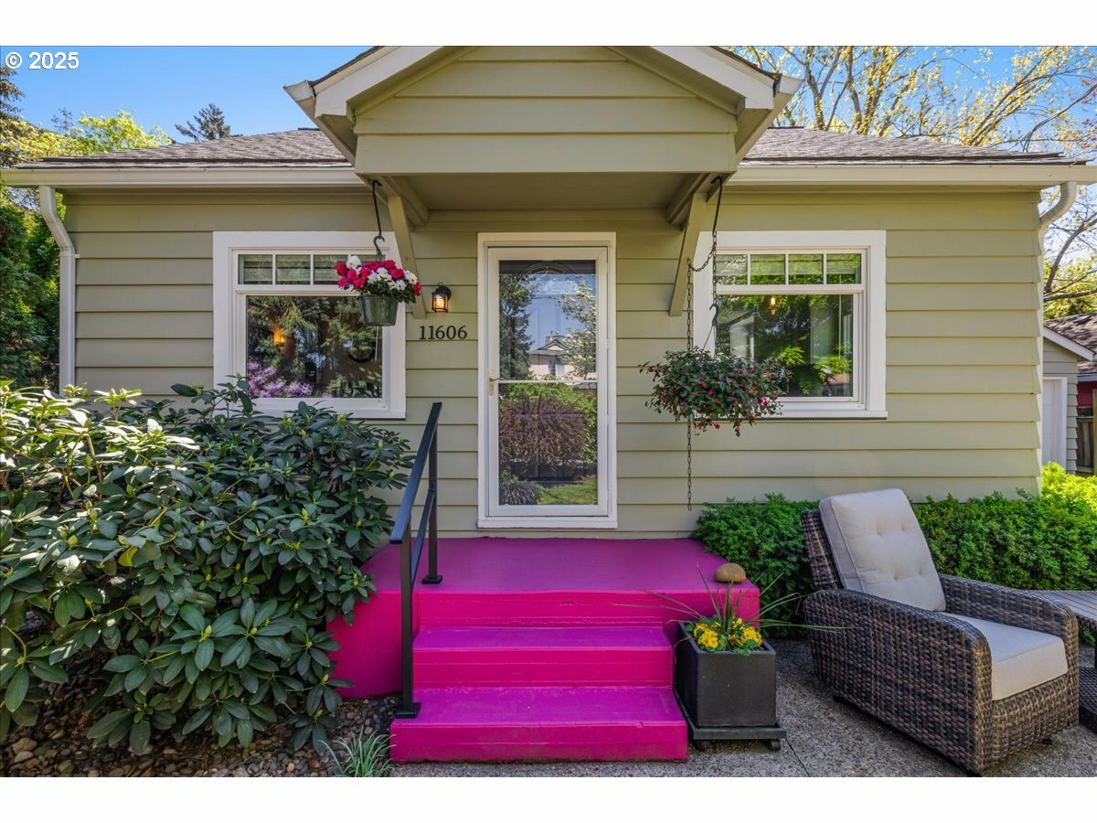 11606 SE Washington St  Portland OR 97216 photo