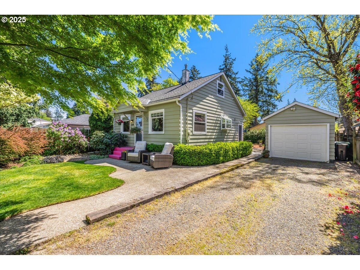 Property Photo:  11606 SE Washington St  OR 97216 