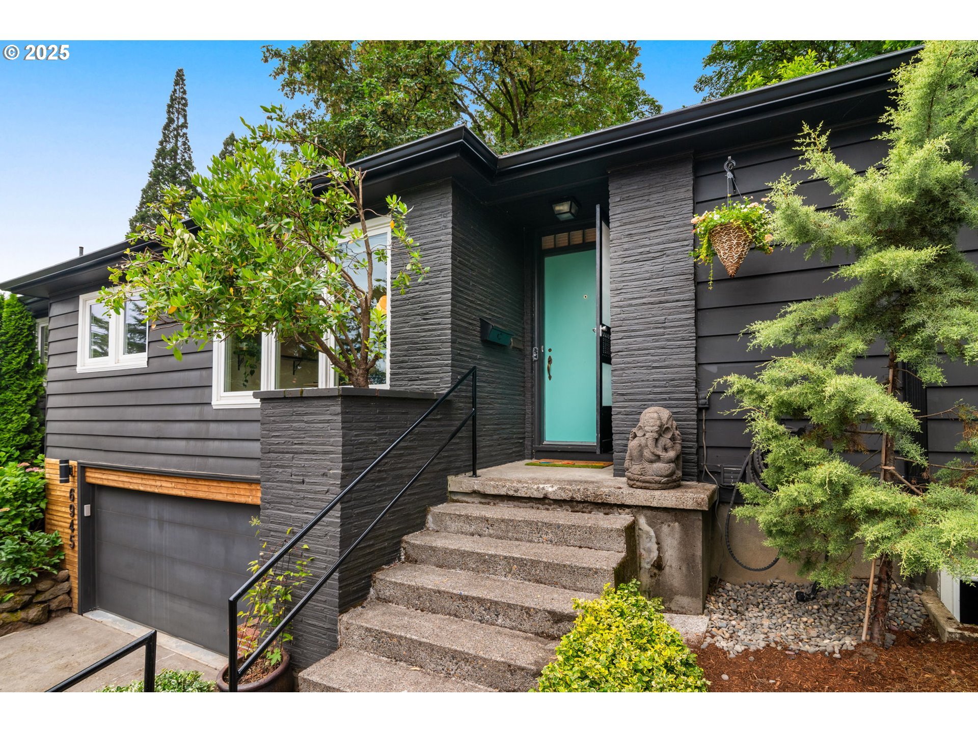 Property Photo: 6945 SW 7th Ave OR 97219