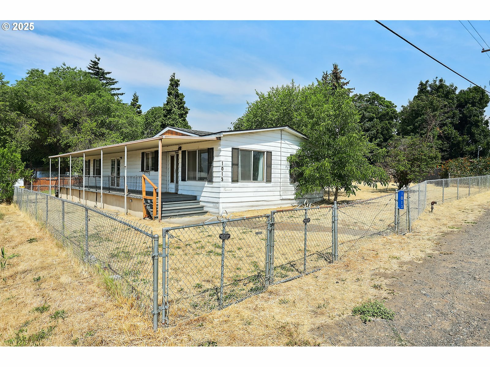 Property Photo: 1013 Dallesport Rd WA 98617