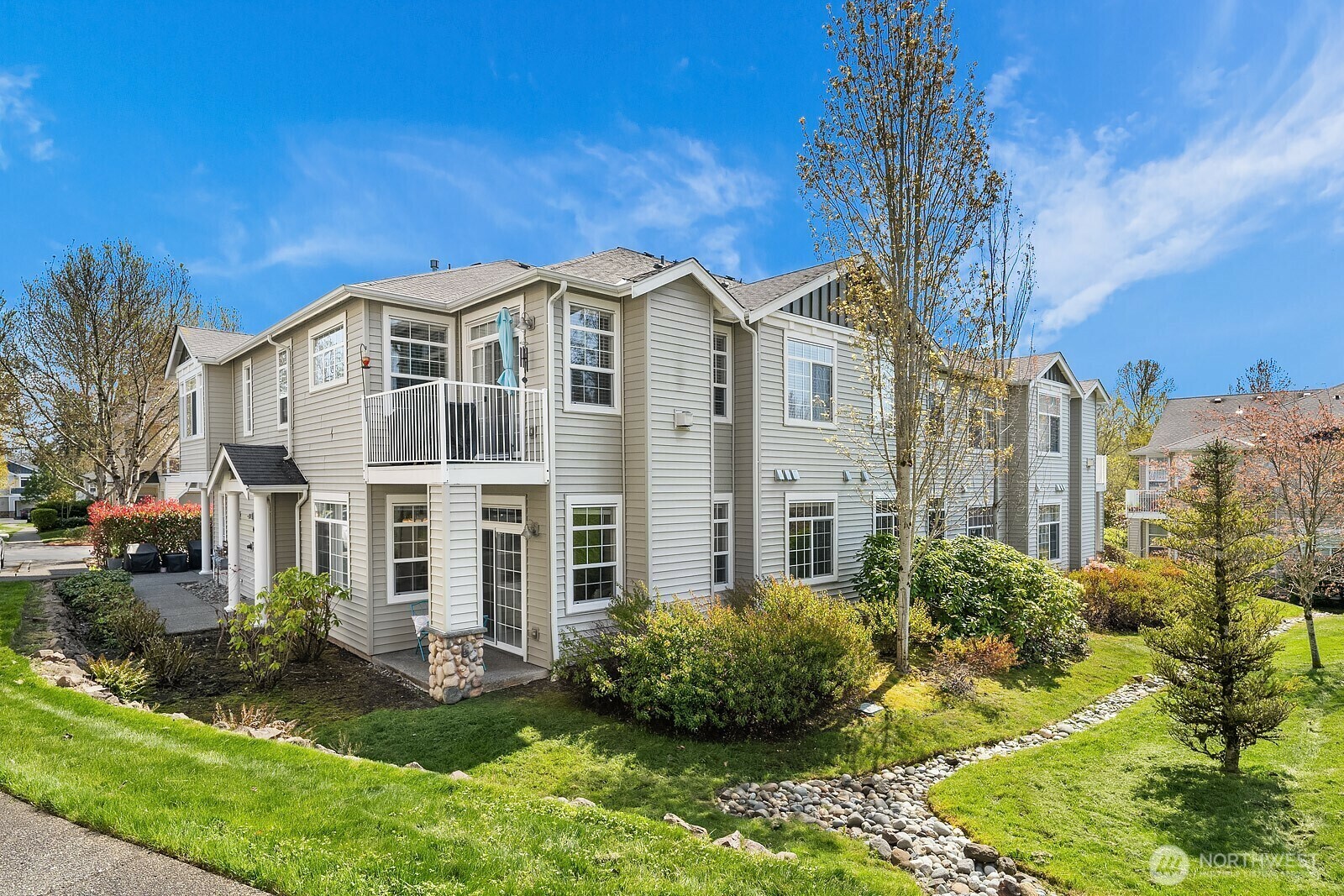 Property Photo: 1855 Trossachs Boulevard SE 1401 WA 98075