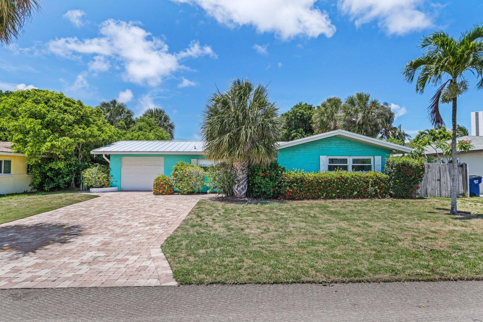 Property Photo: 1130 Island Road FL 33404