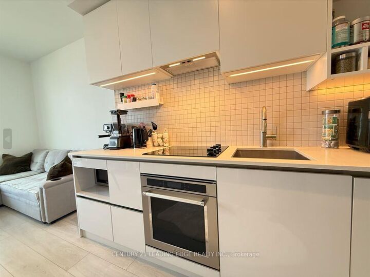Property Photo: 950 Portage Parkway N 5515 ON L4K 0J7