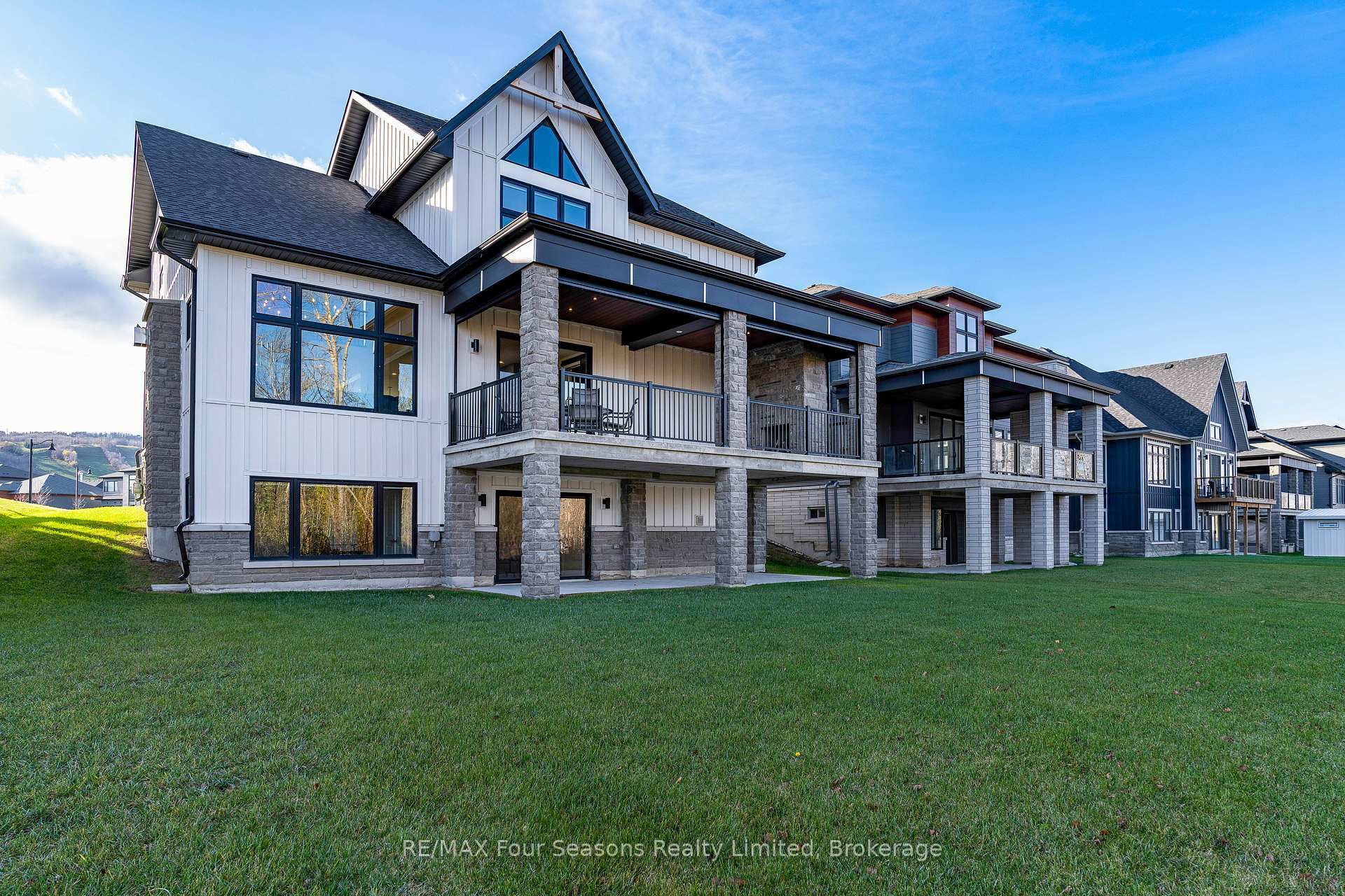 Property Photo:  176 Springside Crescent  ON L9Y 5L3 